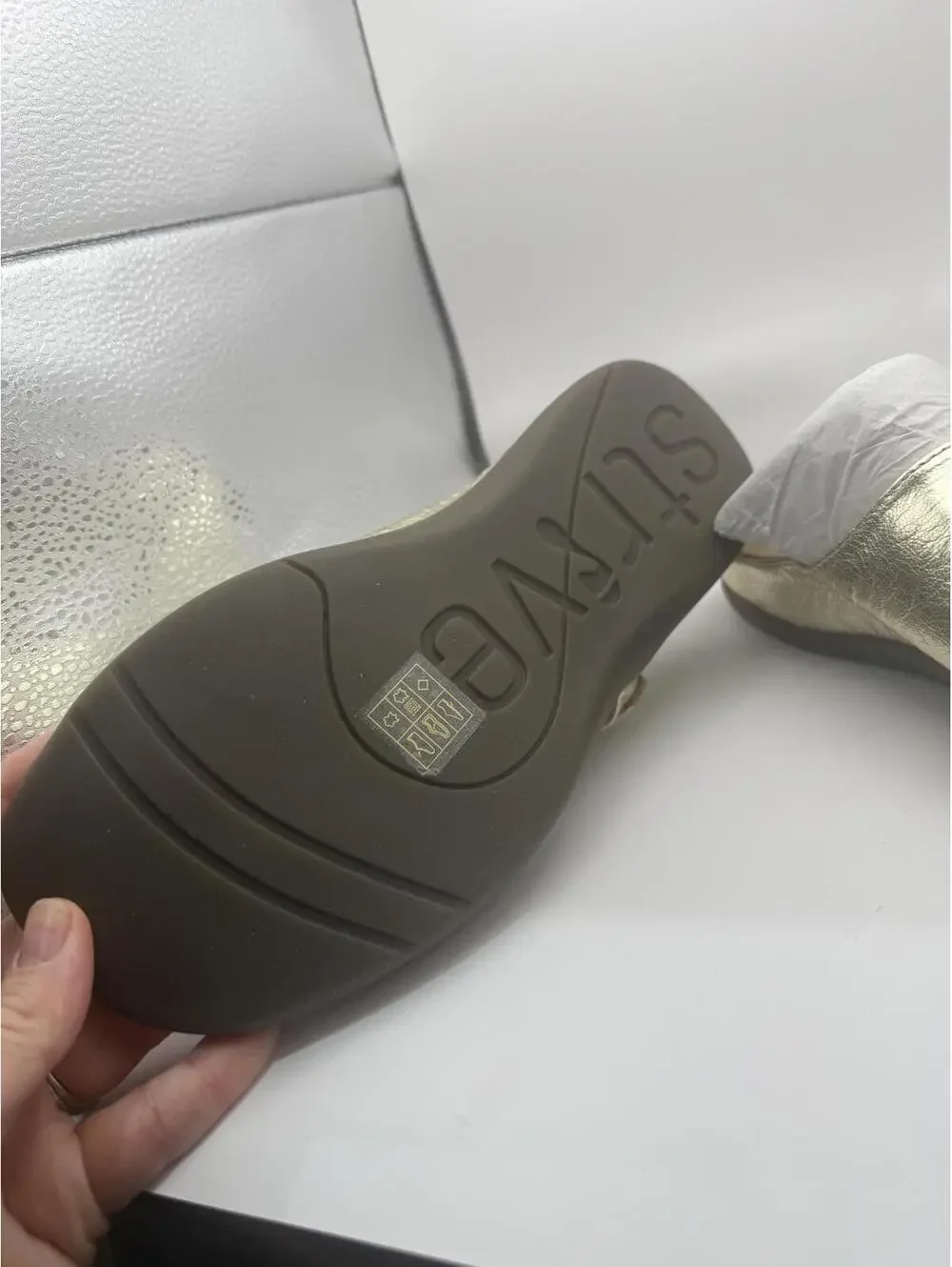 Strive stylish gold